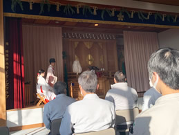 参集殿での安全祈願の様子